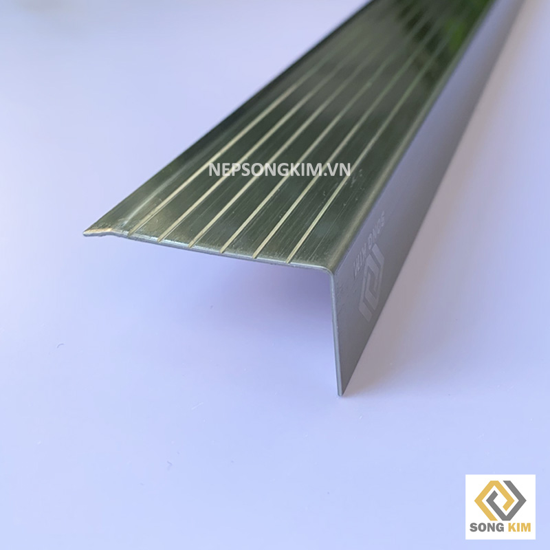 Nẹp Inox Chống Trơn Cầu Bang Bạc Xước