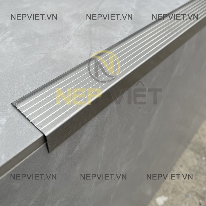 nep-inox-chong-truot-cau-thang-bac-xuoc