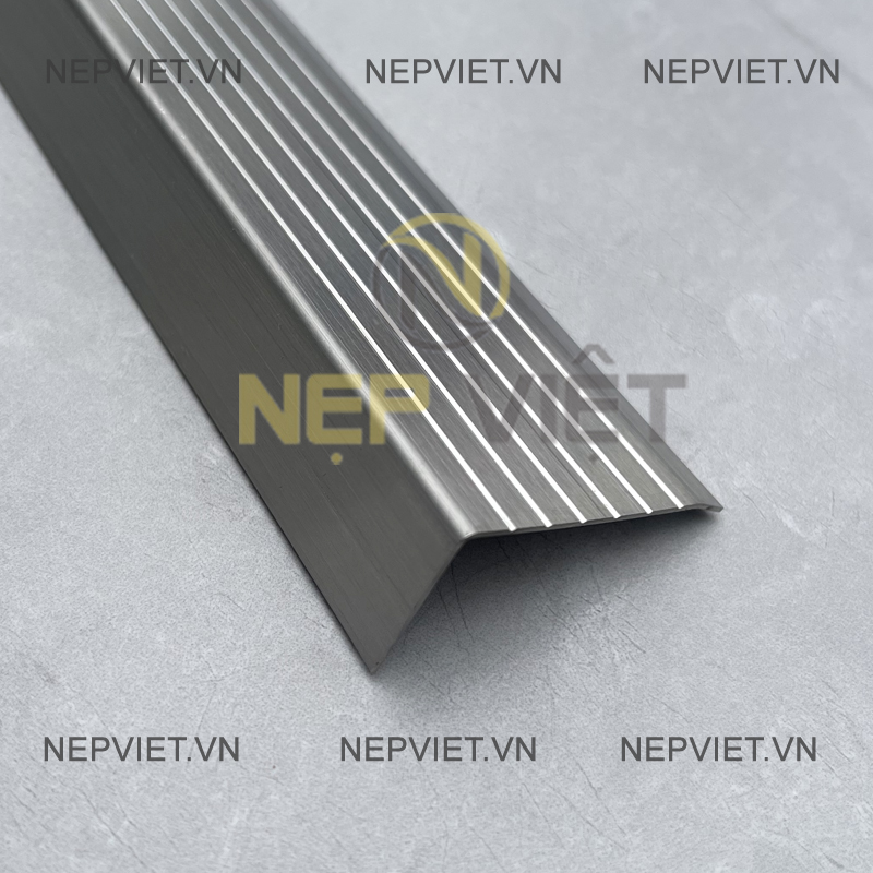 nep-inox-chong-truot-cau-thang-bac-xuoc2