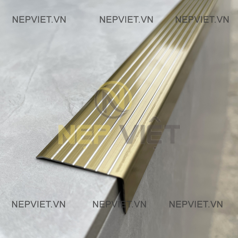 nep-inox-chong-truot-cau-thang-vang-xuoc