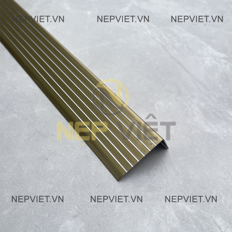 nep-inox-chong-truot-cau-thang-vang-xuoc